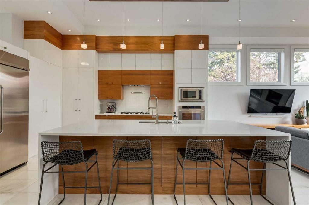 2210 Victoria Crescent Nw, Calgary, AB - Indoor Photo Showing Kitchen With Upgraded Kitchen