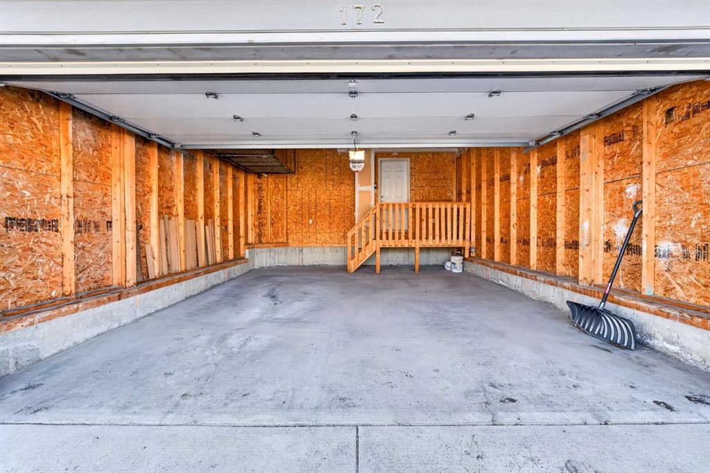 172 Kincora Drive Nw, Calgary, AB - Indoor Photo Showing Garage