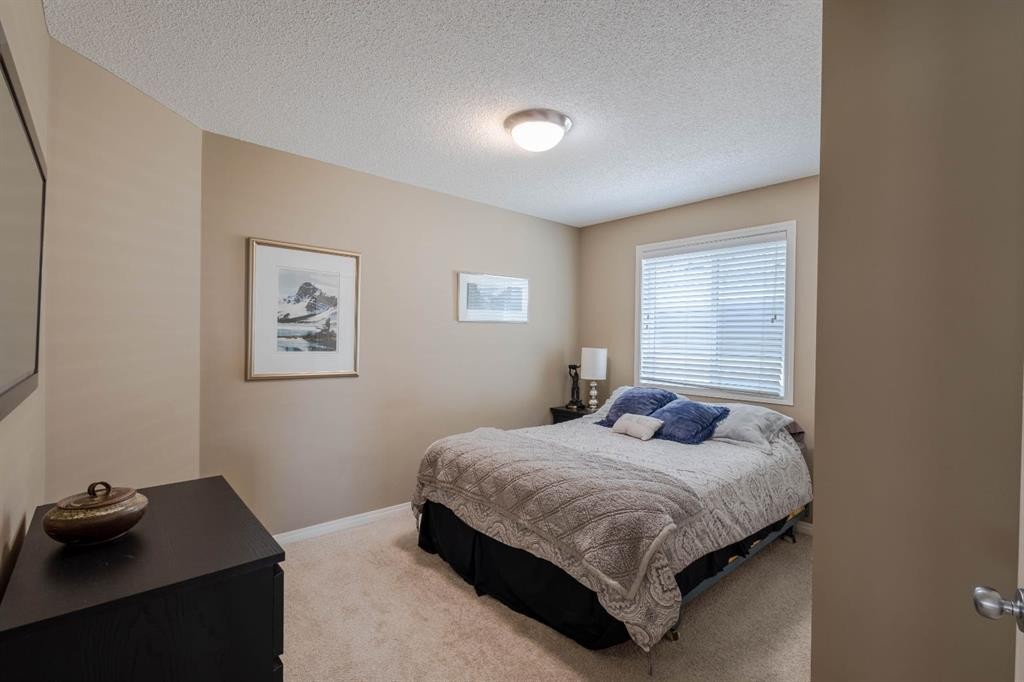 74 Valley Crest Rise Nw, Calgary, AB - Indoor Photo Showing Bedroom