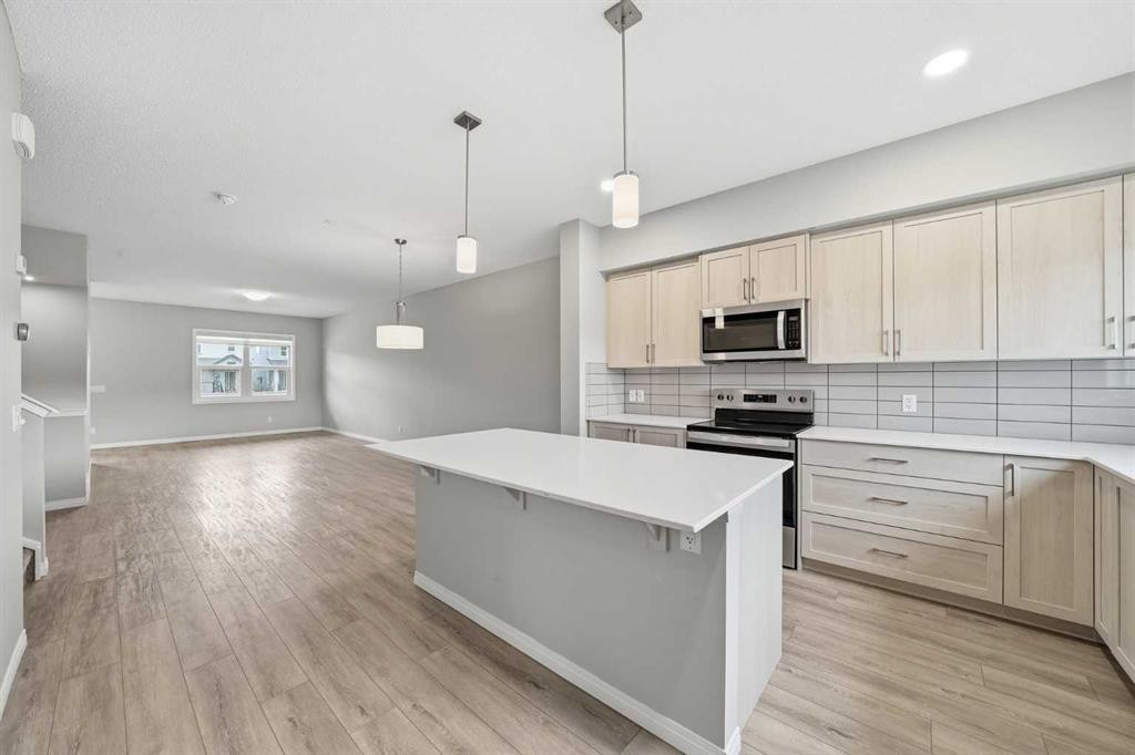 831 Wolf Willow Boulevard Se, Calgary, AB - Indoor Photo Showing Kitchen With Upgraded Kitchen