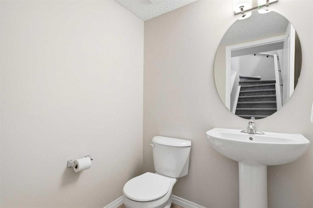 831 Wolf Willow Boulevard Se, Calgary, AB - Indoor Photo Showing Bathroom