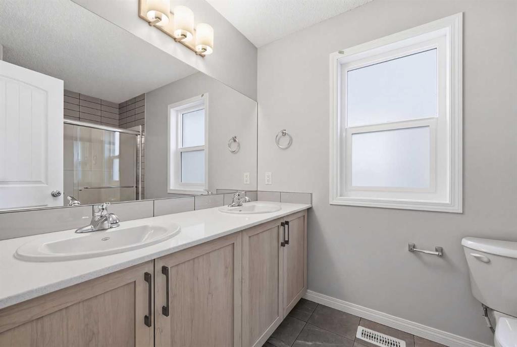 831 Wolf Willow Boulevard Se, Calgary, AB - Indoor Photo Showing Bathroom