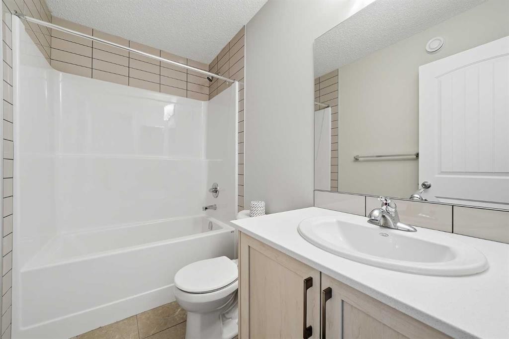 831 Wolf Willow Boulevard Se, Calgary, AB - Indoor Photo Showing Bathroom