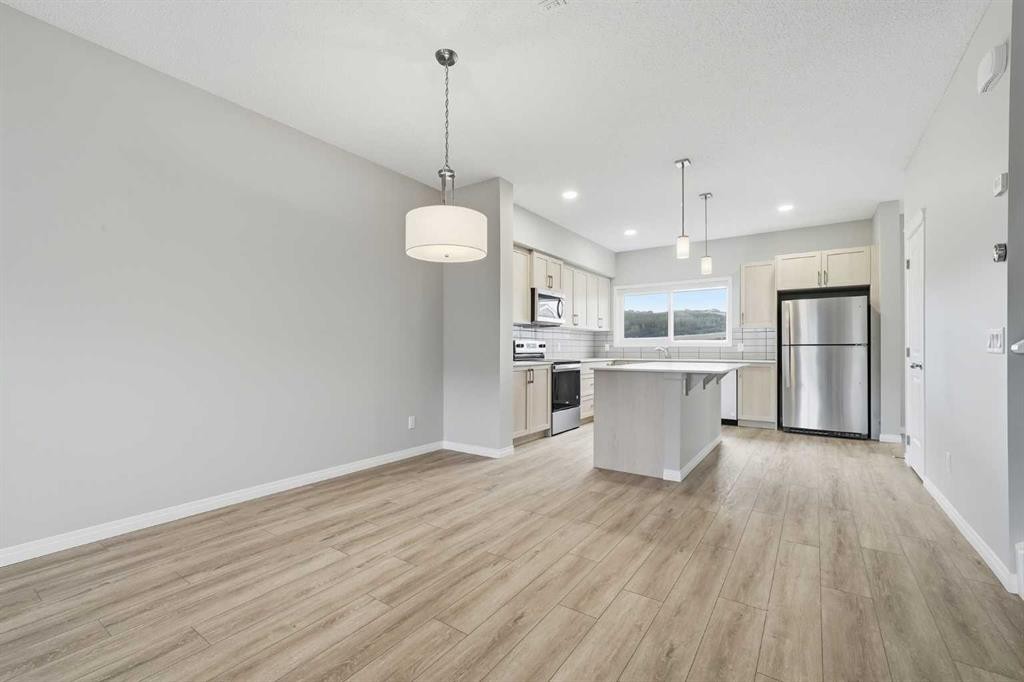 831 Wolf Willow Boulevard Se, Calgary, AB - Indoor Photo Showing Kitchen With Upgraded Kitchen