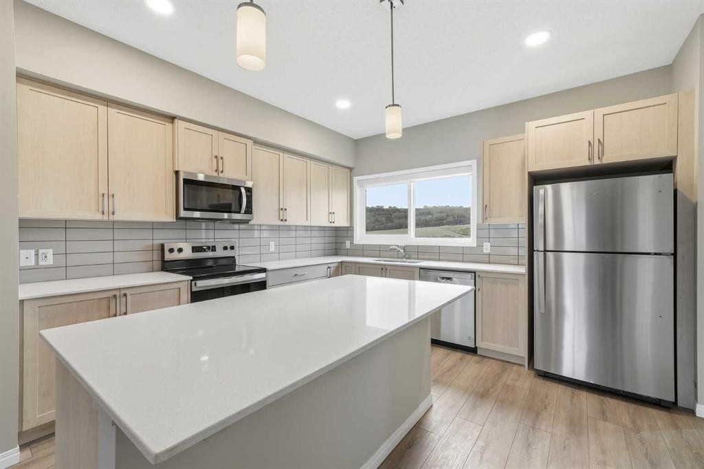 831 Wolf Willow Boulevard Se, Calgary, AB - Indoor Photo Showing Kitchen With Upgraded Kitchen