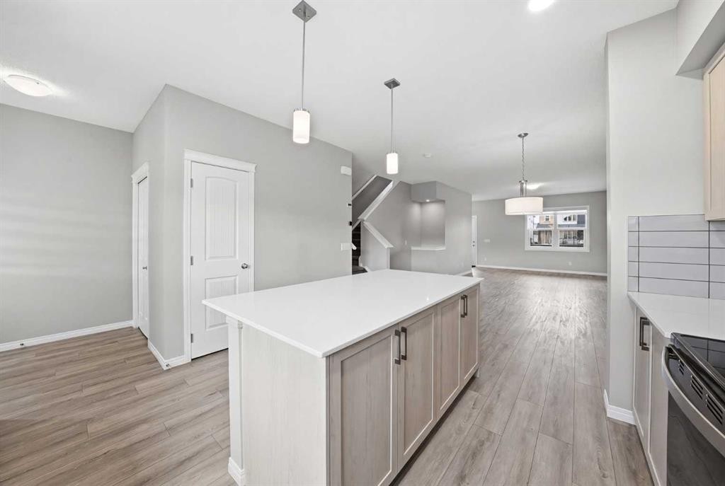 831 Wolf Willow Boulevard Se, Calgary, AB - Indoor Photo Showing Kitchen
