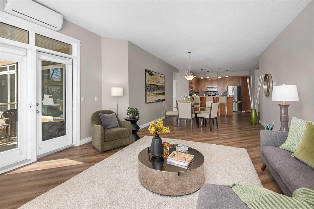 7204-14 Hemlock Crescent Sw, Calgary, AB - Indoor Photo Showing Living Room