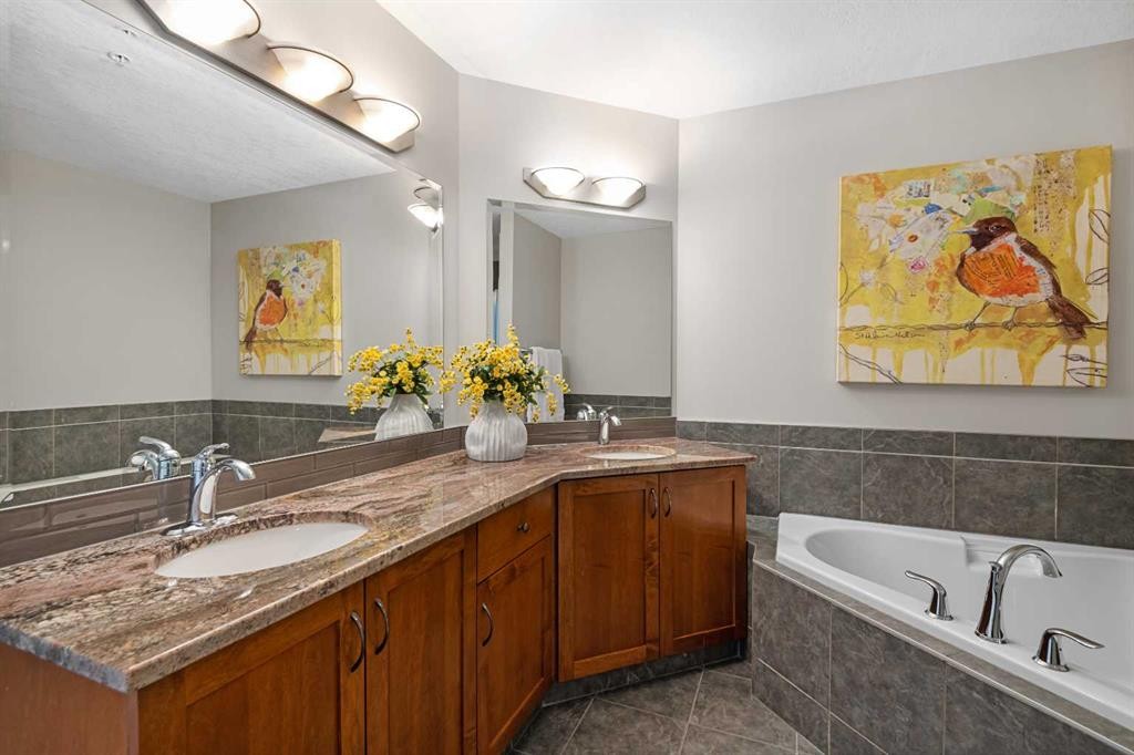 7204-14 Hemlock Crescent Sw, Calgary, AB - Indoor Photo Showing Bathroom