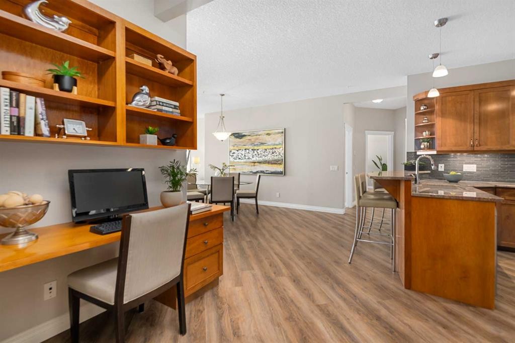 7204-14 Hemlock Crescent Sw, Calgary, AB - Indoor Photo Showing Office