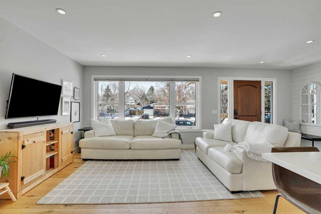 34 Malibou Road Sw, Calgary, AB - Indoor Photo Showing Living Room