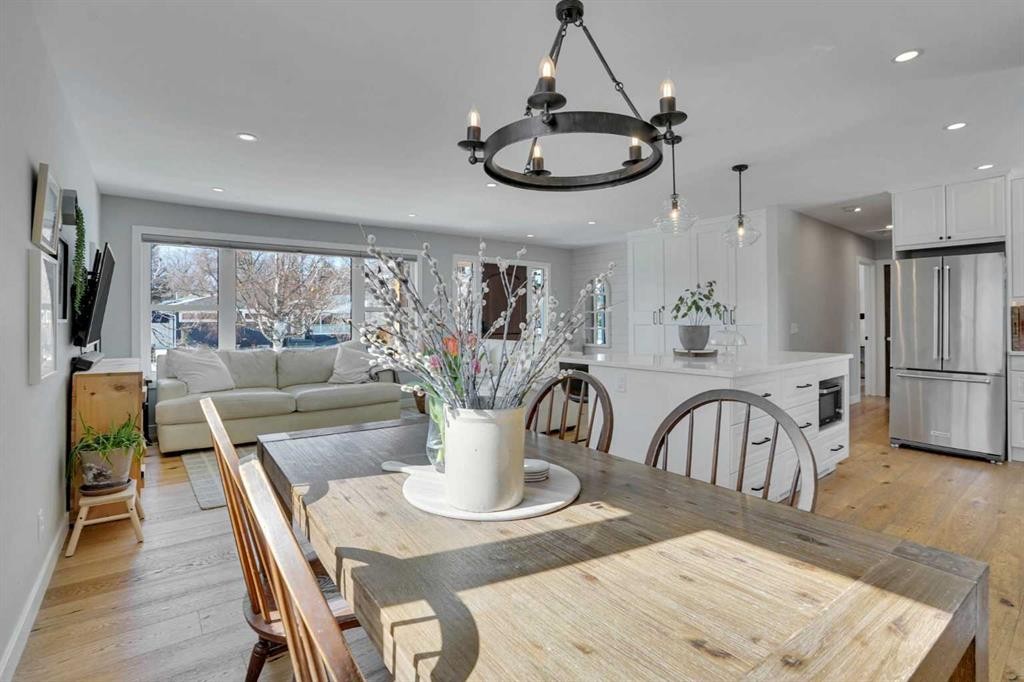 34 Malibou Road Sw, Calgary, AB - Indoor Photo Showing Dining Room