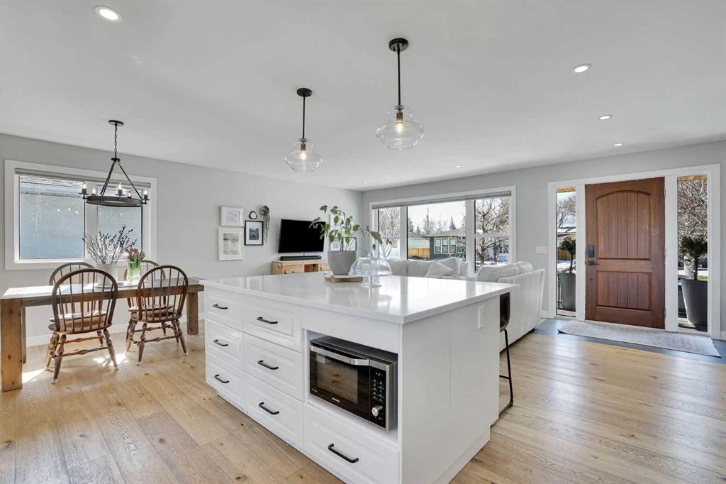 34 Malibou Road Sw, Calgary, AB - Indoor Photo Showing Other Room