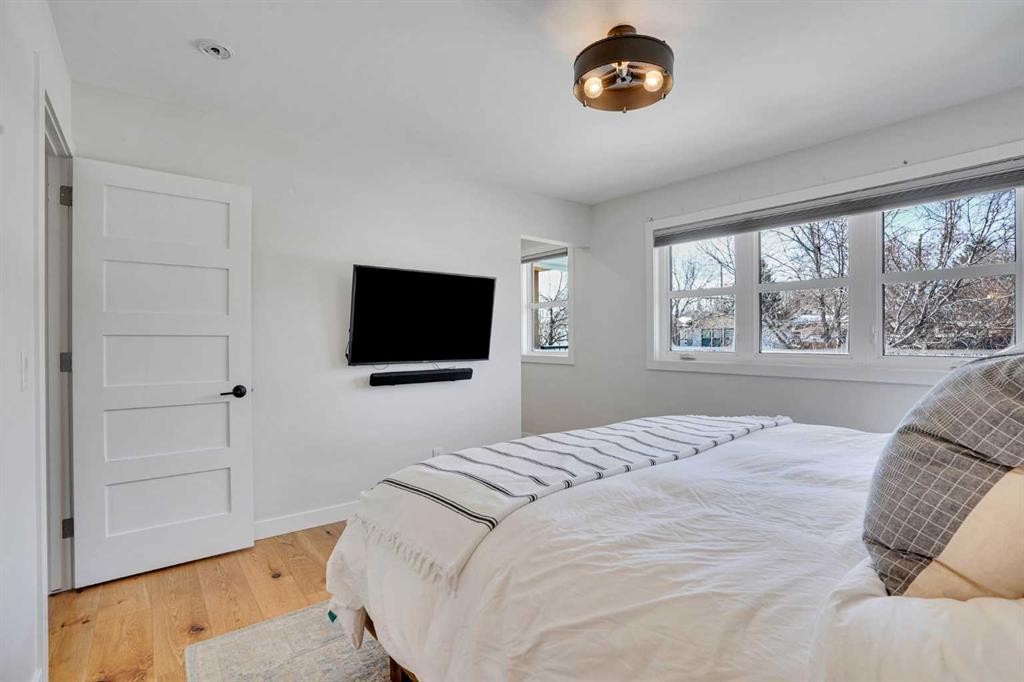 34 Malibou Road Sw, Calgary, AB - Indoor Photo Showing Bedroom
