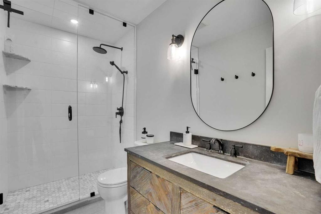 34 Malibou Road Sw, Calgary, AB - Indoor Photo Showing Bathroom