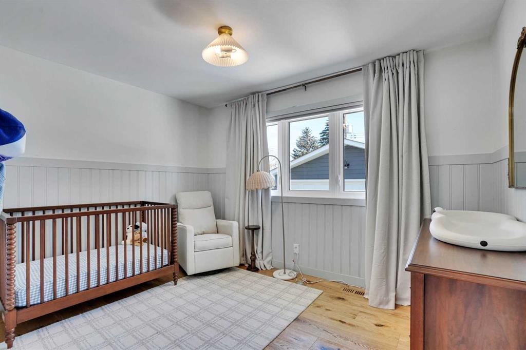 34 Malibou Road Sw, Calgary, AB - Indoor Photo Showing Bedroom