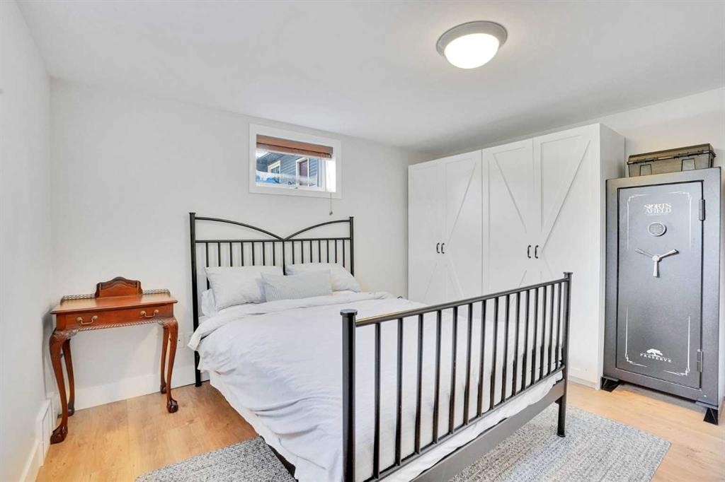 34 Malibou Road Sw, Calgary, AB - Indoor Photo Showing Bedroom