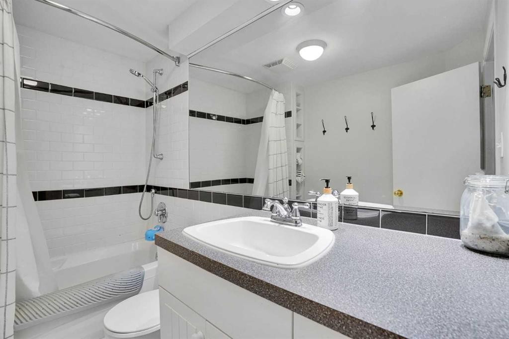 34 Malibou Road Sw, Calgary, AB - Indoor Photo Showing Bathroom