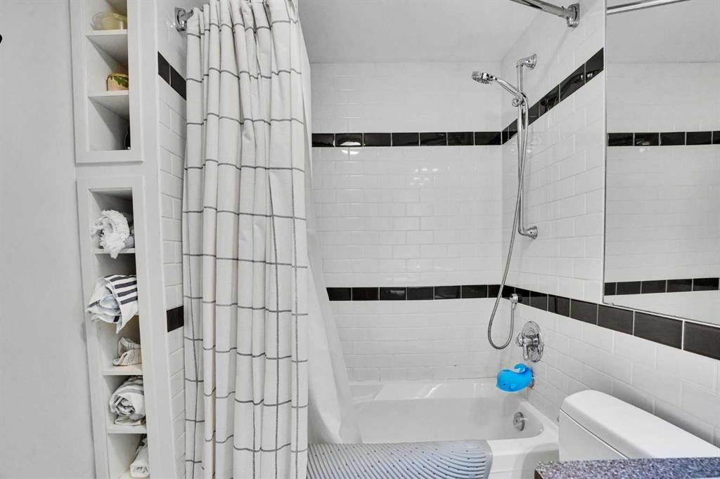 34 Malibou Road Sw, Calgary, AB - Indoor Photo Showing Bathroom