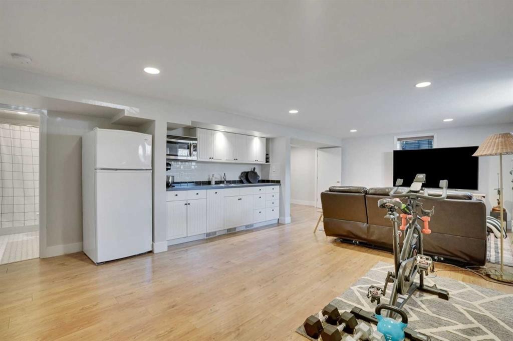 34 Malibou Road Sw, Calgary, AB - Indoor Photo Showing Kitchen