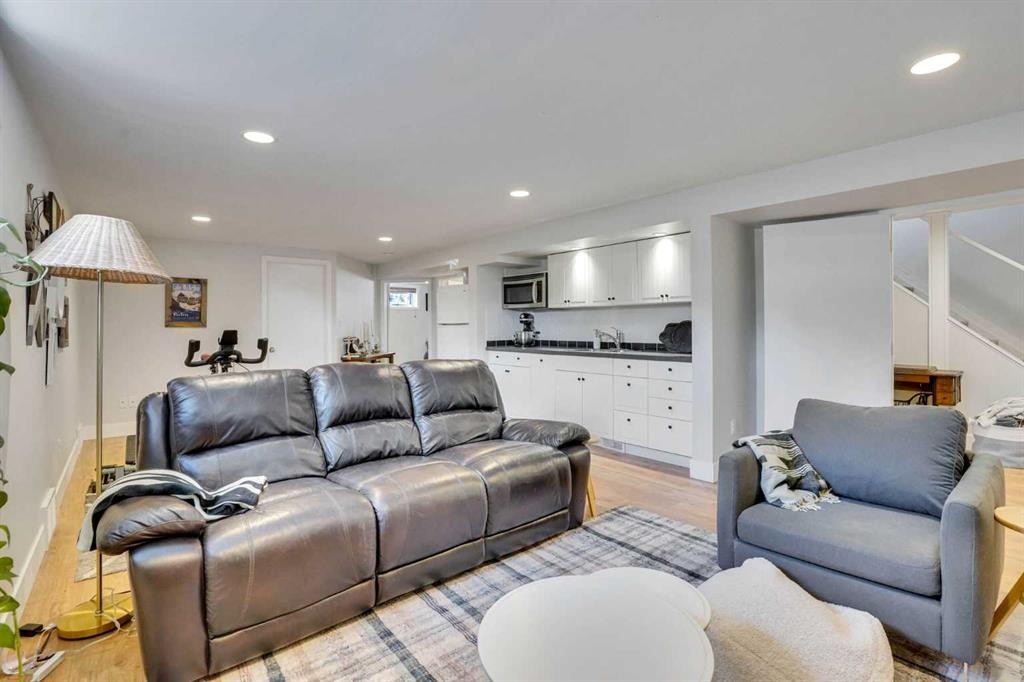 34 Malibou Road Sw, Calgary, AB - Indoor Photo Showing Living Room