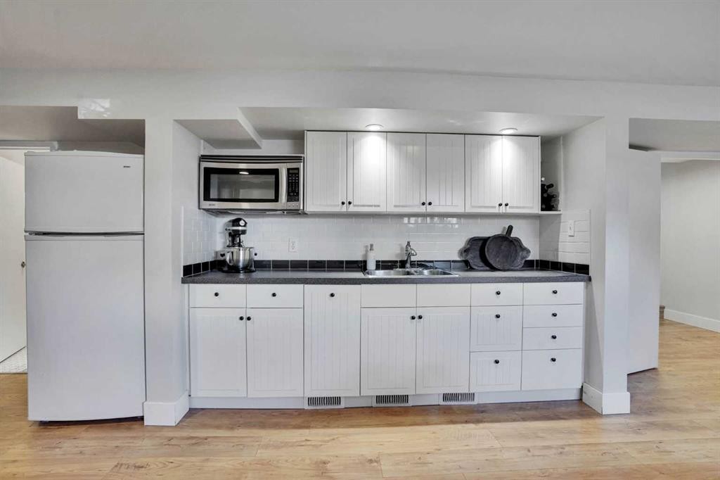 34 Malibou Road Sw, Calgary, AB - Indoor Photo Showing Kitchen With Double Sink