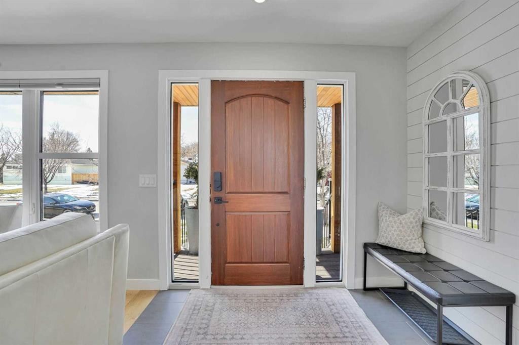 34 Malibou Road Sw, Calgary, AB - Indoor Photo Showing Other Room