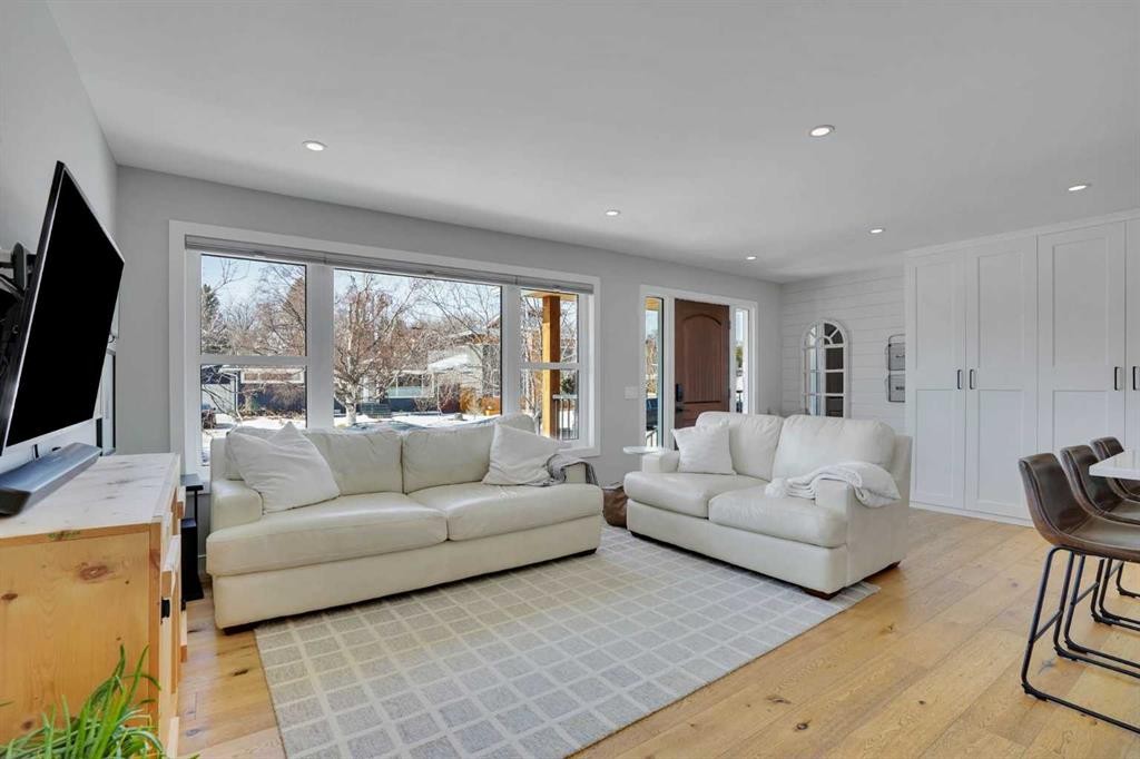 34 Malibou Road Sw, Calgary, AB - Indoor Photo Showing Living Room