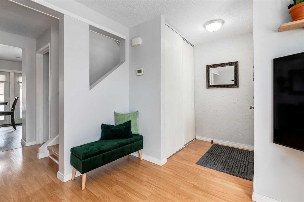 955 Erin Woods Drive Se, Calgary, AB - Indoor