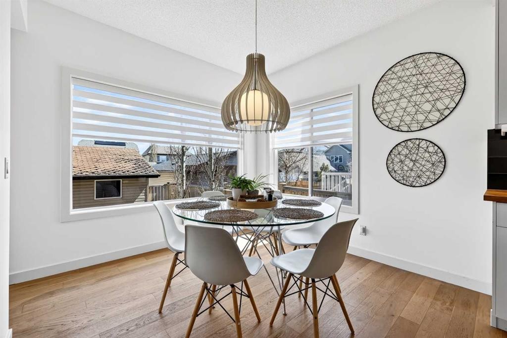 4703 Elgin Avenue Se, Calgary, AB - Indoor Photo Showing Dining Room