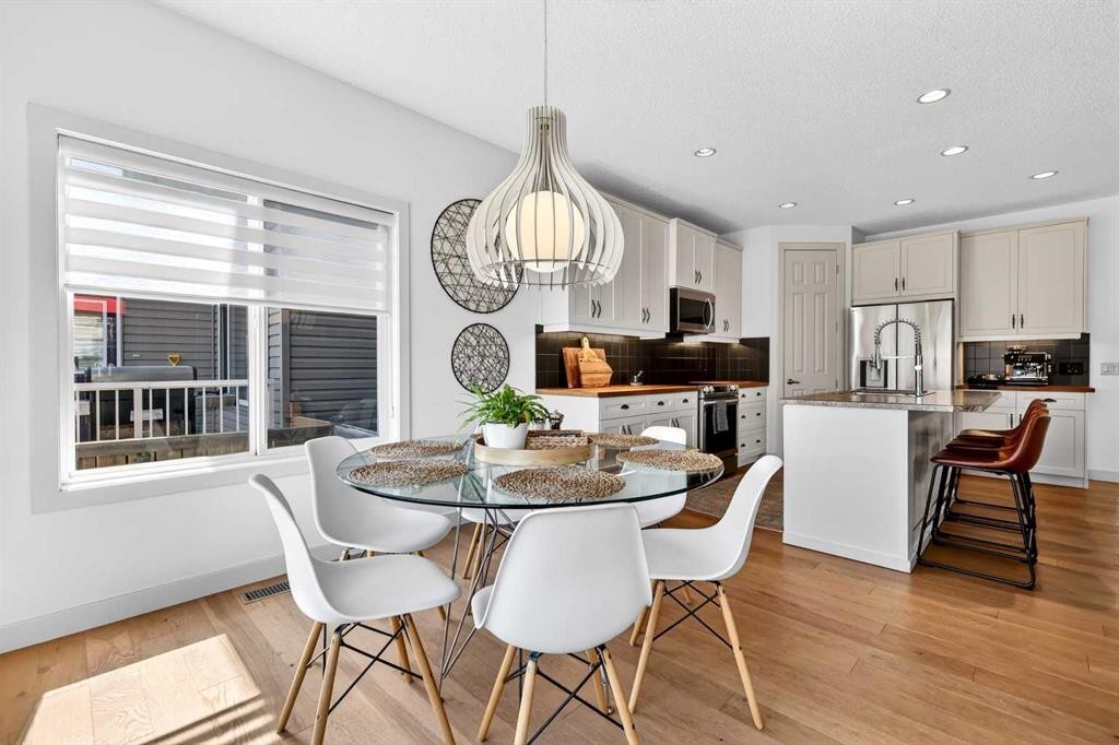 4703 Elgin Avenue Se, Calgary, AB - Indoor Photo Showing Dining Room