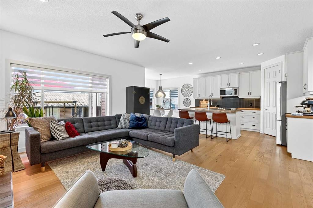 4703 Elgin Avenue Se, Calgary, AB - Indoor Photo Showing Living Room