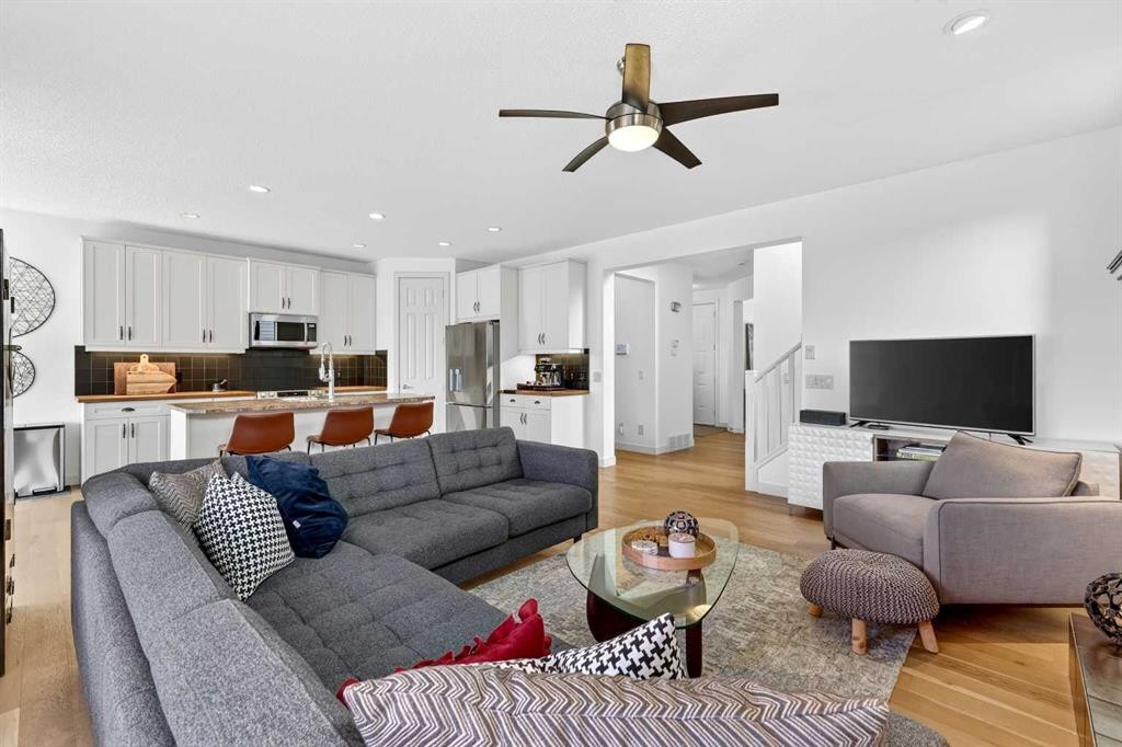 4703 Elgin Avenue Se, Calgary, AB - Indoor Photo Showing Living Room