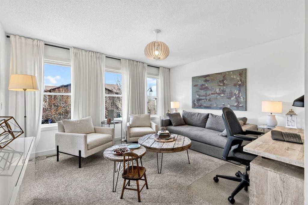 4703 Elgin Avenue Se, Calgary, AB - Indoor Photo Showing Living Room