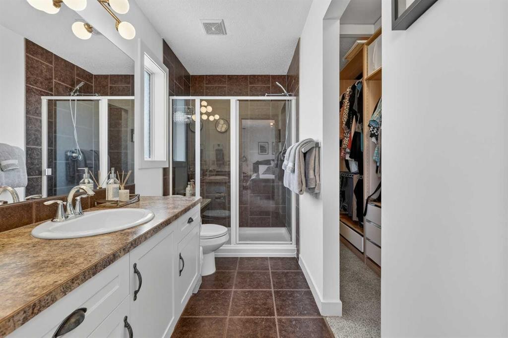 4703 Elgin Avenue Se, Calgary, AB - Indoor Photo Showing Bathroom