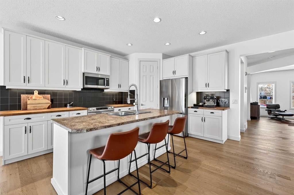 4703 Elgin Avenue Se, Calgary, AB - Indoor Photo Showing Kitchen With Upgraded Kitchen