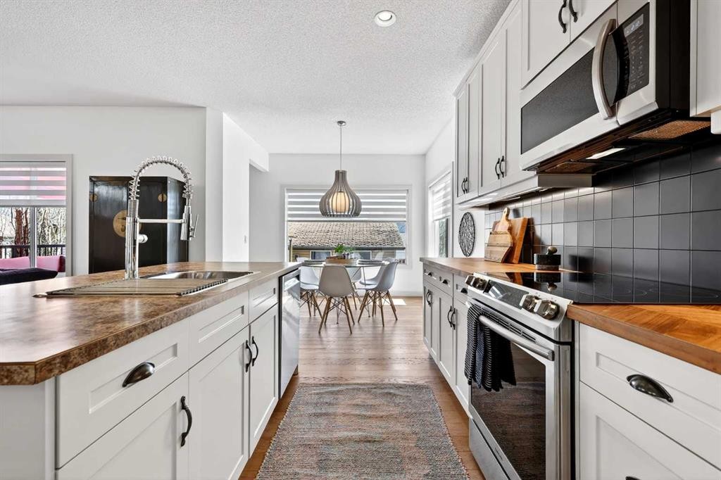 4703 Elgin Avenue Se, Calgary, AB - Indoor Photo Showing Kitchen