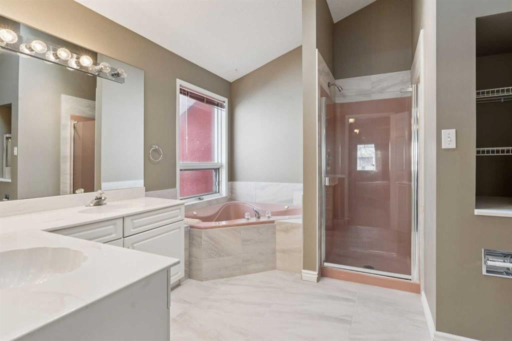 8373 Edgevalley Drive Nw, Calgary, AB - Indoor Photo Showing Bathroom