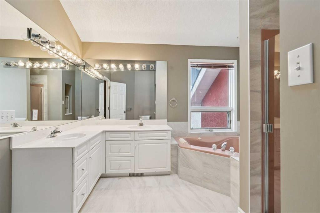 8373 Edgevalley Drive Nw, Calgary, AB - Indoor Photo Showing Bathroom