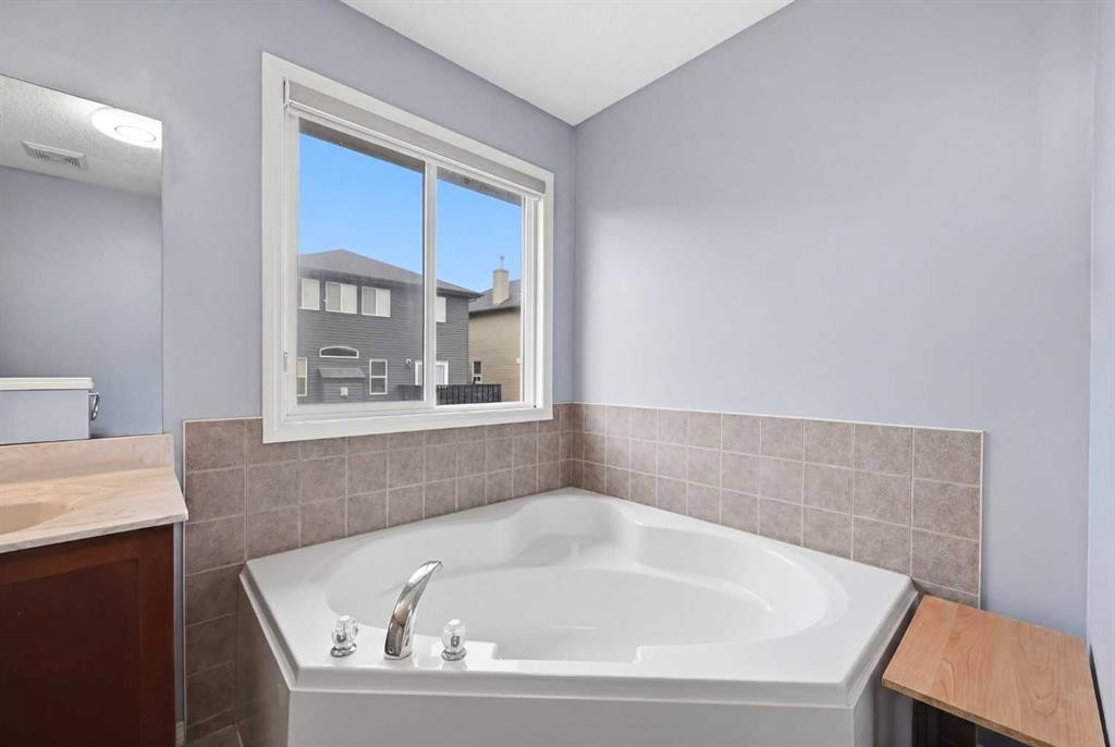 61 Saddleland Drive Ne, Calgary, AB - Indoor Photo Showing Bathroom