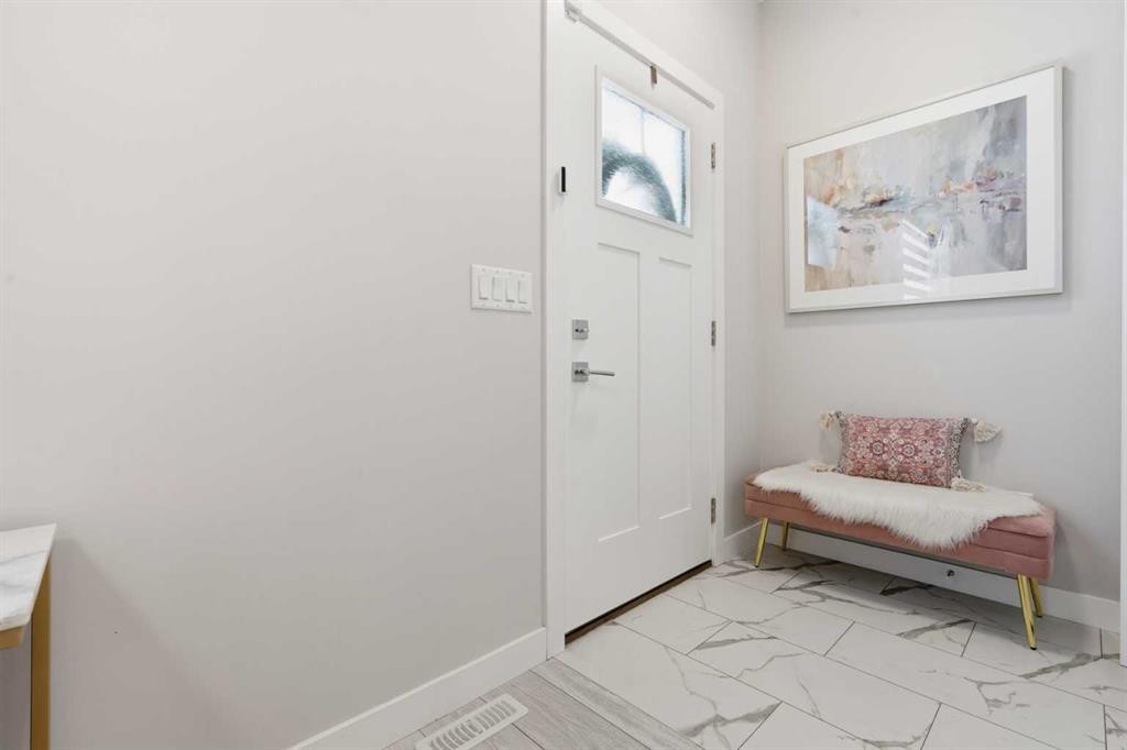 1053 West Lakeview, Chestermere, AB - Indoor Photo Showing Other Room