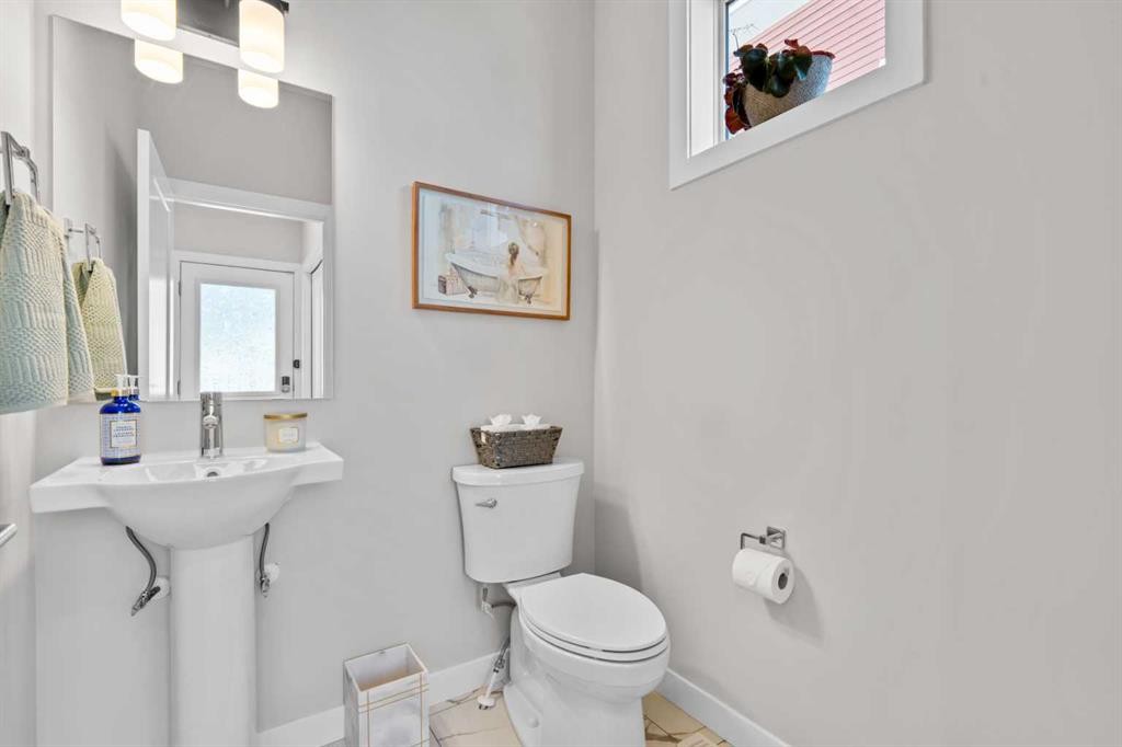 1053 West Lakeview, Chestermere, AB - Indoor Photo Showing Bathroom