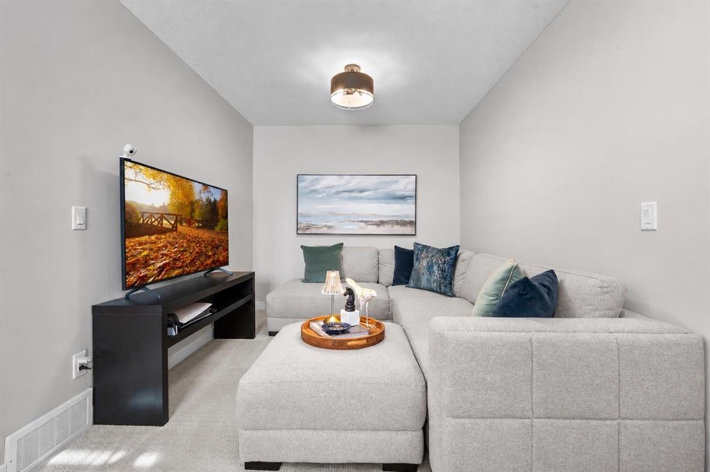 1053 West Lakeview, Chestermere, AB - Indoor Photo Showing Living Room