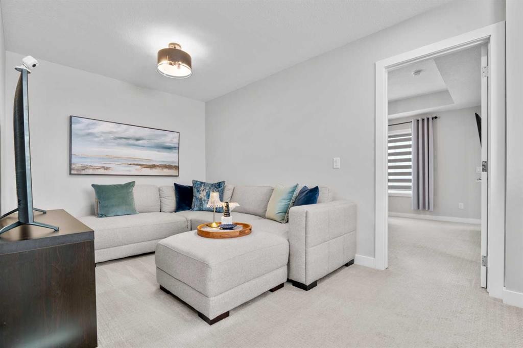 1053 West Lakeview, Chestermere, AB - Indoor Photo Showing Living Room