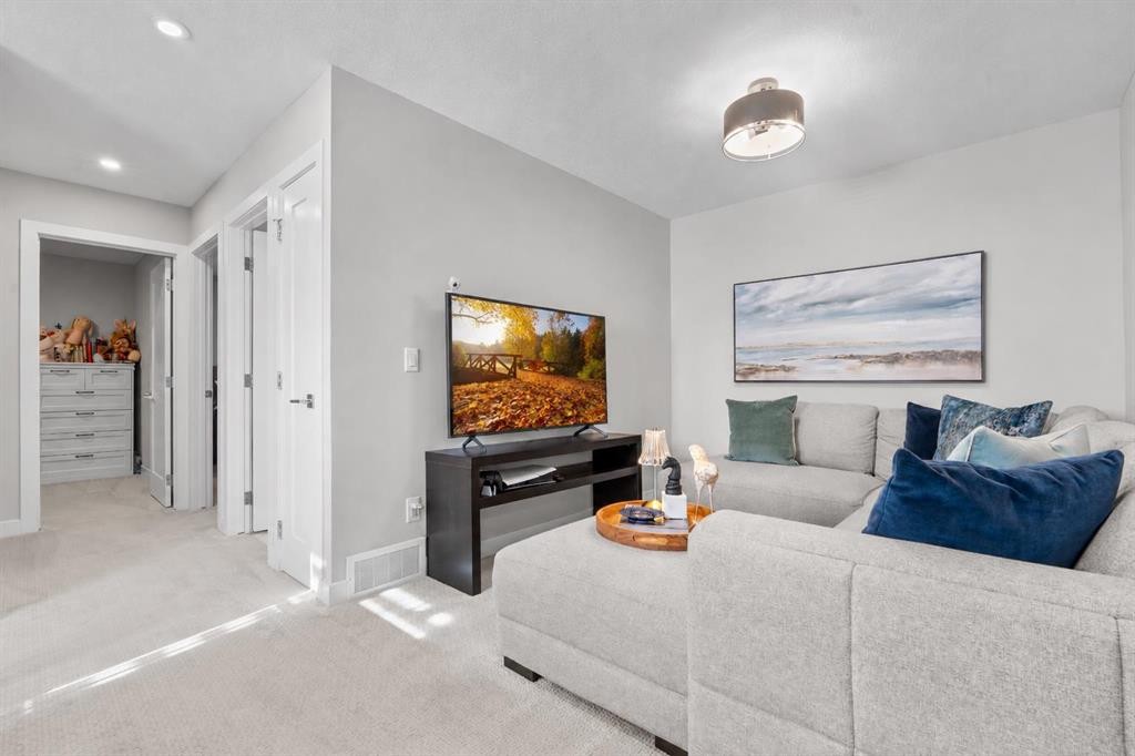 1053 West Lakeview, Chestermere, AB - Indoor Photo Showing Living Room