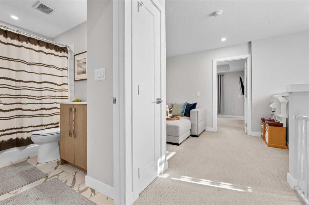 1053 West Lakeview, Chestermere, AB - Indoor Photo Showing Other Room