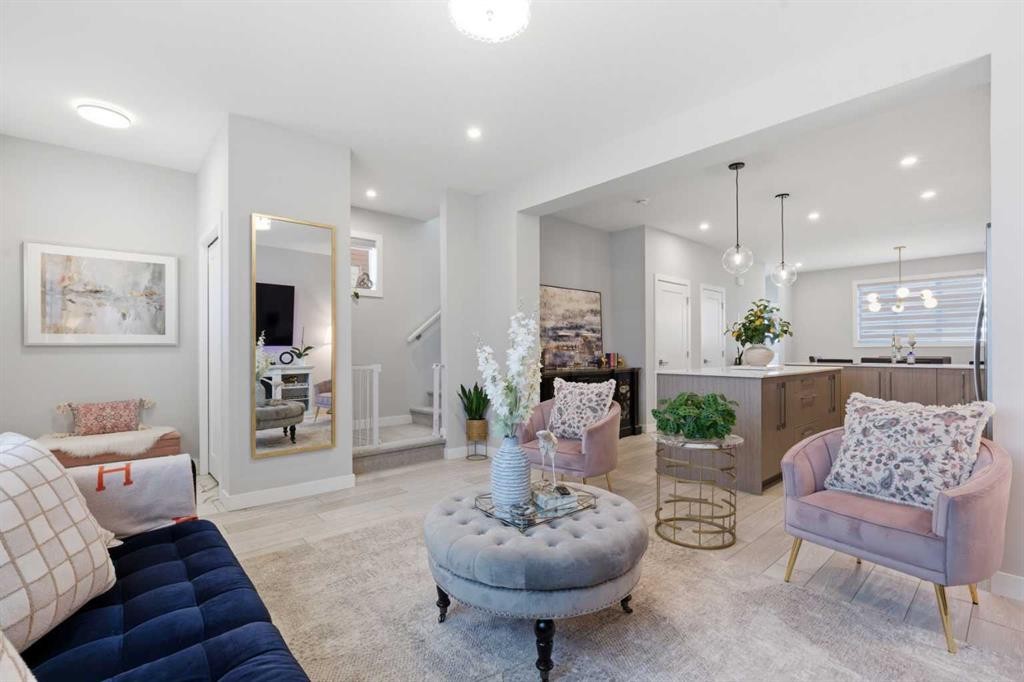1053 West Lakeview, Chestermere, AB - Indoor Photo Showing Living Room