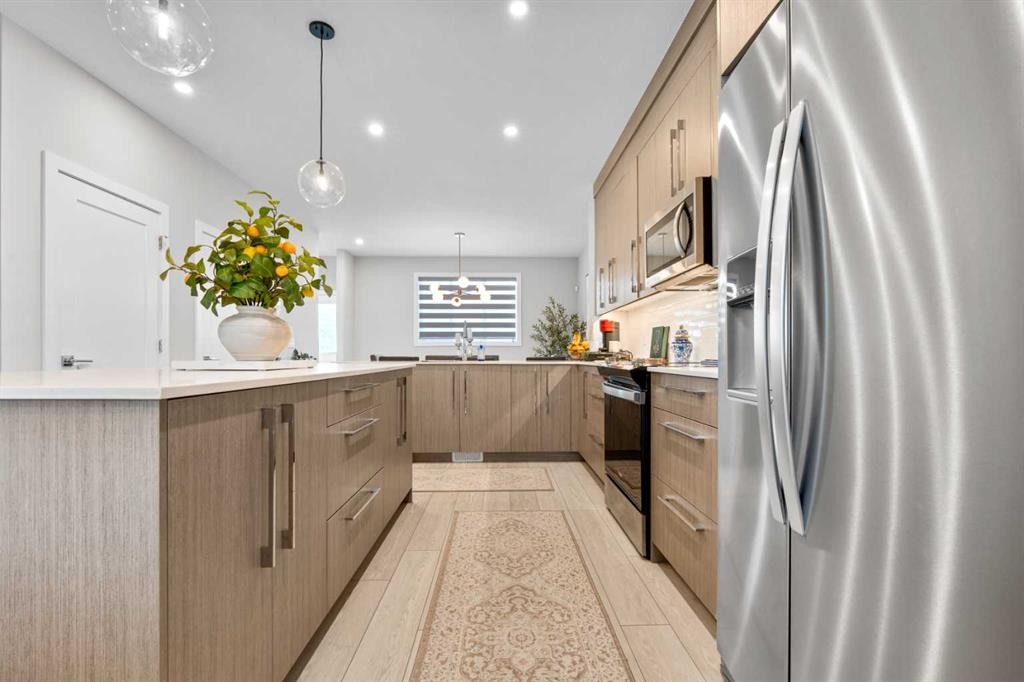 1053 West Lakeview, Chestermere, AB - Indoor Photo Showing Kitchen With Upgraded Kitchen