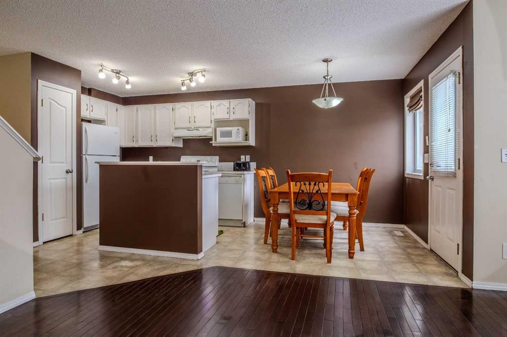 161 Saddlecrest Close Ne, Calgary, AB - Indoor Photo Showing Kitchen