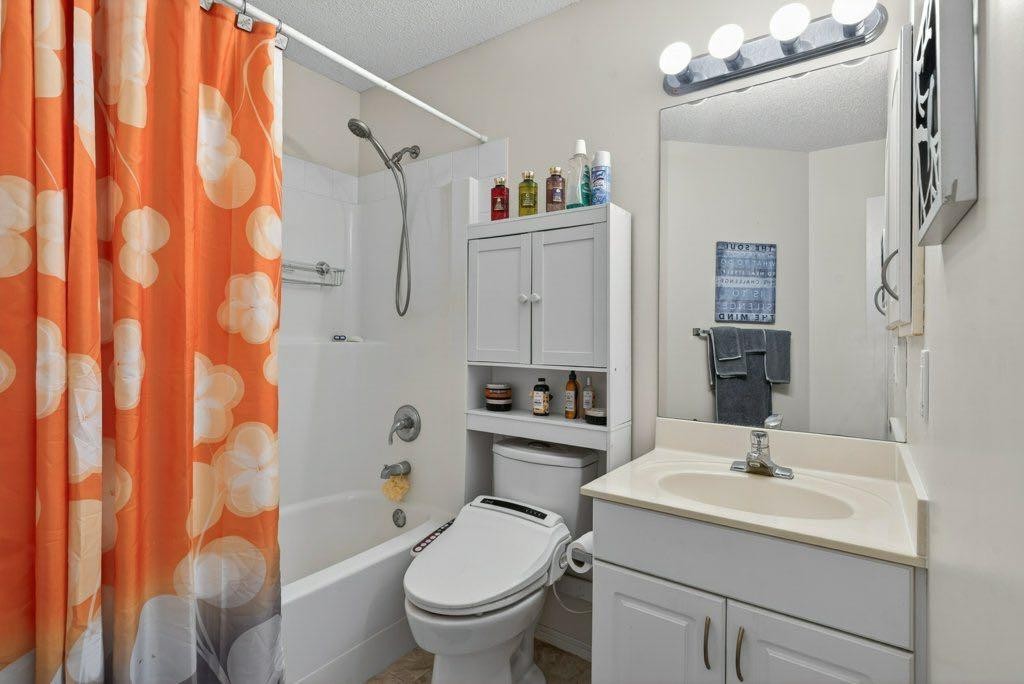 92 Hamptons Link Nw, Calgary, AB - Indoor Photo Showing Bathroom