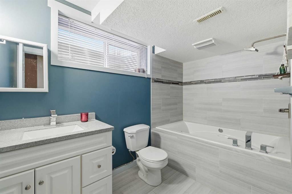 47 Covehaven Mews Ne, Calgary, AB - Indoor Photo Showing Bathroom